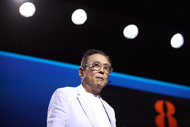 Robert Kiyosaki bir etkinlikte konuşuyor
